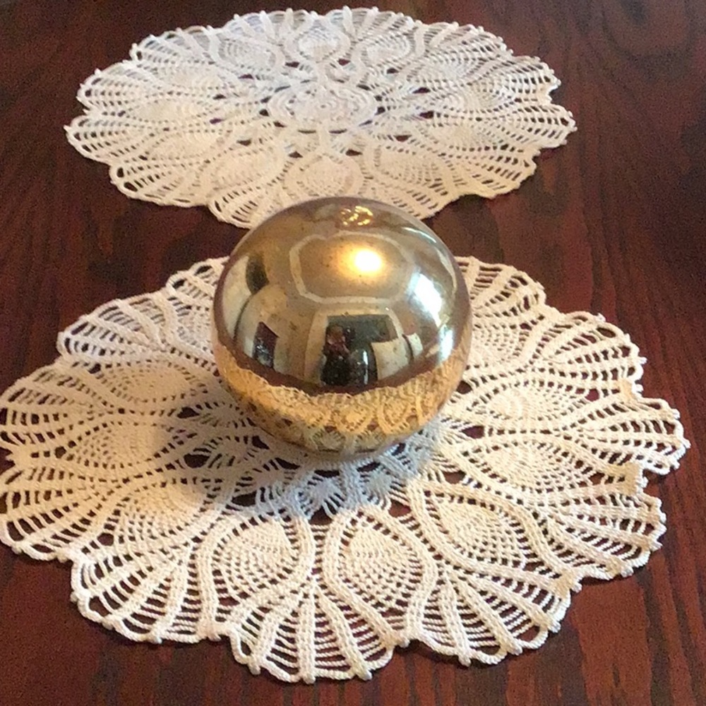 NWOT Handmade 2 Piece Doily Set